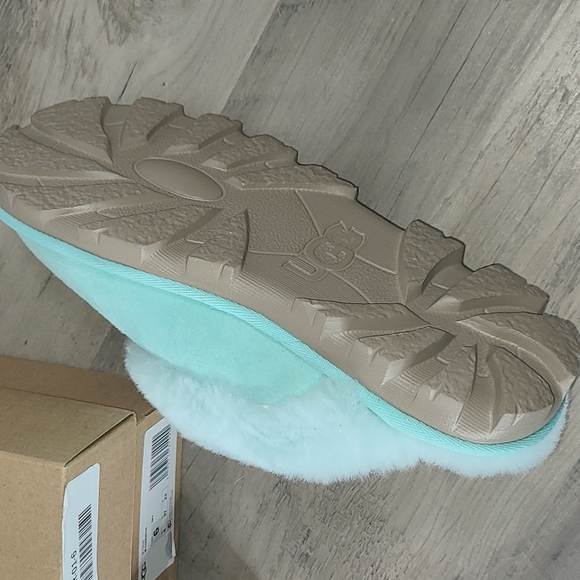 UGG Slippers - Picture 5 of 5